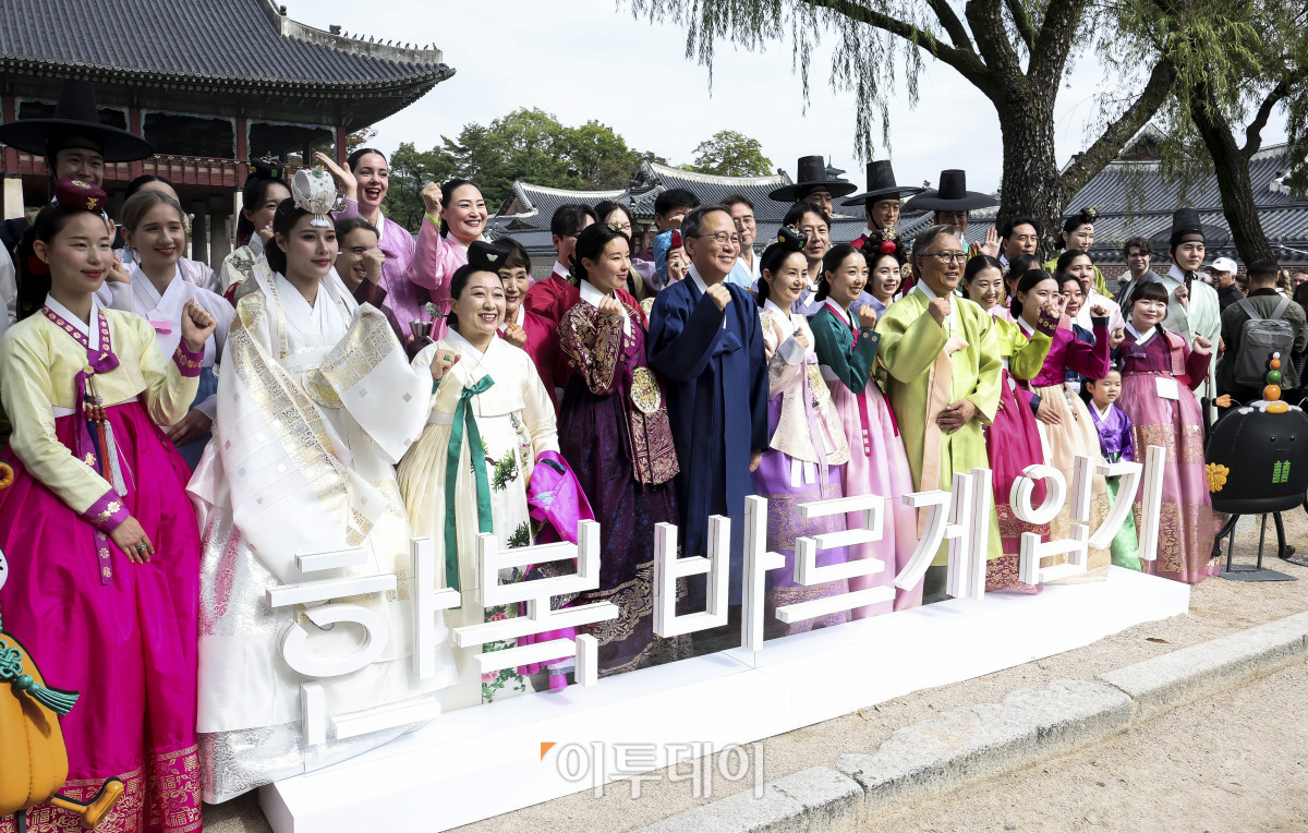 ▲19일 서울 경복궁 경회루 앞에서 열린 '한복 바르게 입기 캠페인'에서 김영수 문화체육관광부 제1차관을 비롯한 참석자들이 기념촬영을 하고 있다. 문화체육관광부는 이번 행사를 통해 전통한복의 형태와 올바른 착용법에 대해 알린다. 고성준 기자 joonko1@