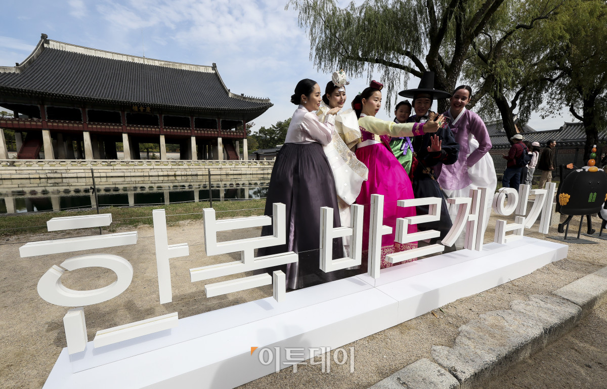 ▲19일 서울 경복궁 경회루 앞에서 열린 '한복 바르게 입기 캠페인'에서 한복을 차려입은 행사 참석자들이 사진촬영을 하고 있다. 문화체육관광부는 이번 행사를 통해 전통한복의 형태와 올바른 착용법에 대해 알린다. 고성준 기자 joonko1@