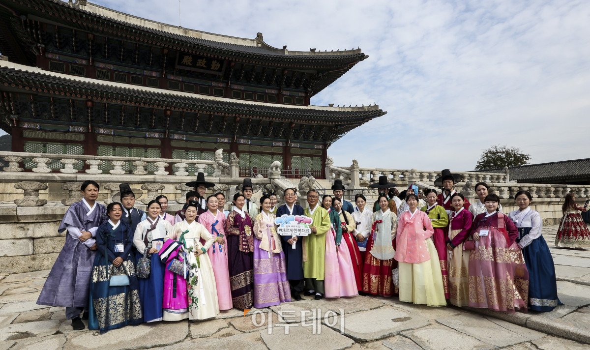 ▲19일 서울 경복궁 경회루 앞에서 열린 '한복 바르게 입기 캠페인'에서 김영수 문화체육관광부 제1차관을 비롯한 참석자들이 기념촬영을 하고 있다. 문화체육관광부는 이번 행사를 통해 전통한복의 형태와 올바른 착용법에 대해 알린다. 고성준 기자 joonko1@