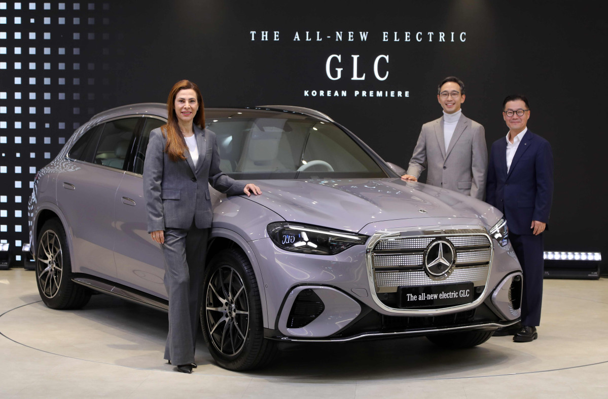 ▲디 올-뉴 일렉트릭 메르세데스-벤츠 GLC, (좌측부터) 메르세데스-벤츠 코리아 쉬린 에미라 대표이사, 메르세데스-벤츠 코리아 김은중 제품 및 세일즈 부문 총괄 부사장, 메르세데스-벤츠 코리아 이상국 디지털, 마케팅 및 커뮤니케이션 부문 총괄 부사장 (사진=메르세데스벤츠코리아)
