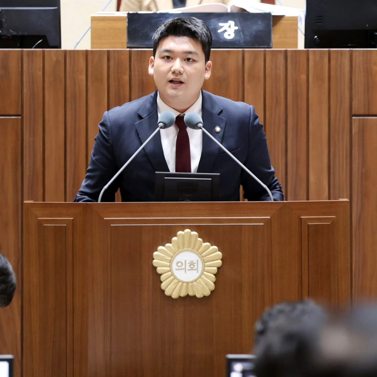 ▲홍은철 수원특례시의회 의원이 19일 본회의에서 경기남부광역철도 수원시청역 경유 검토를 촉구하는 5분 자유발언을 하고 있다. (홍은철 의원 페이스북)