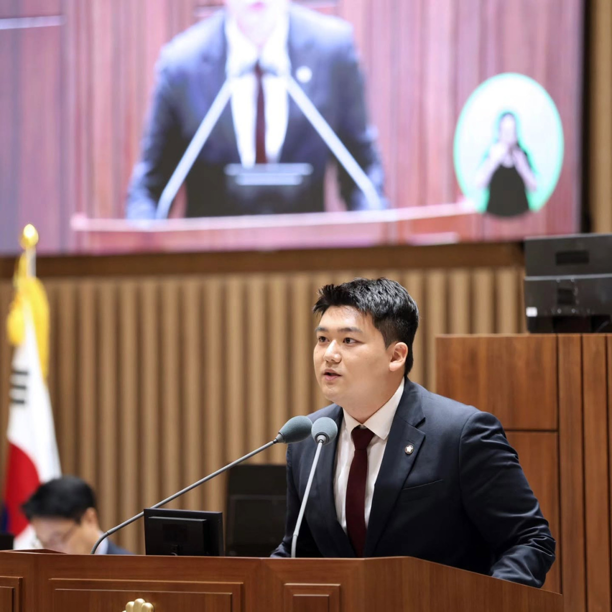 ▲홍은철 수원특례시의회 의원이 19일 본회의에서 경기남부광역철도 수원시청역 경유 검토를 촉구하는 5분 자유발언을 하고 있다. (홍은철 의원 페이스북)