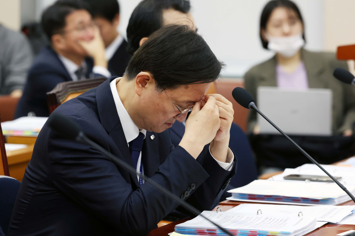 ▲이찬진 금융감독원장이 19일 서울 여의도 국회에서 열린 정무위원회의 금감원 등에 대한 국정감사에서 잠시 눈을 감고 있다. 신태현 기자 holjjak@