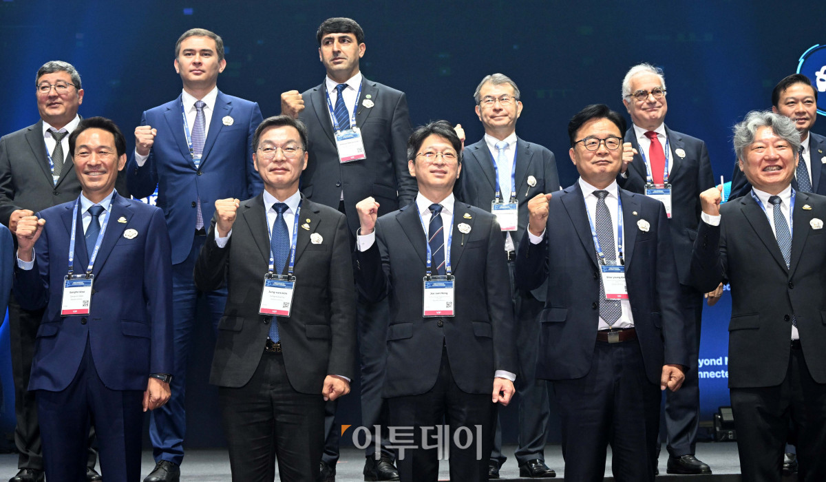 ▲19일 강원 강릉컨벤션센터에서 열린 '2026 강릉 ITS 세계총회' 개회식에서 유정훈 조직위원장과 홍지선 국토교통부 장관, 우상호 강원도지사, 김중남 강릉시장 등 참석자들이 기념 촬영하고 있다. 지능형 교통체계(ITS) 분야 세계 최대 규모의 국제행사인 이번 총회는 오는 23일까지 강릉 올림픽파크 일원에서 '이동성을 넘어 하나 되는 세계'(Beyond Mobility, Connected World)를 주제로 닷새간 이어진다. 사진제공=강릉 ITS 조직위