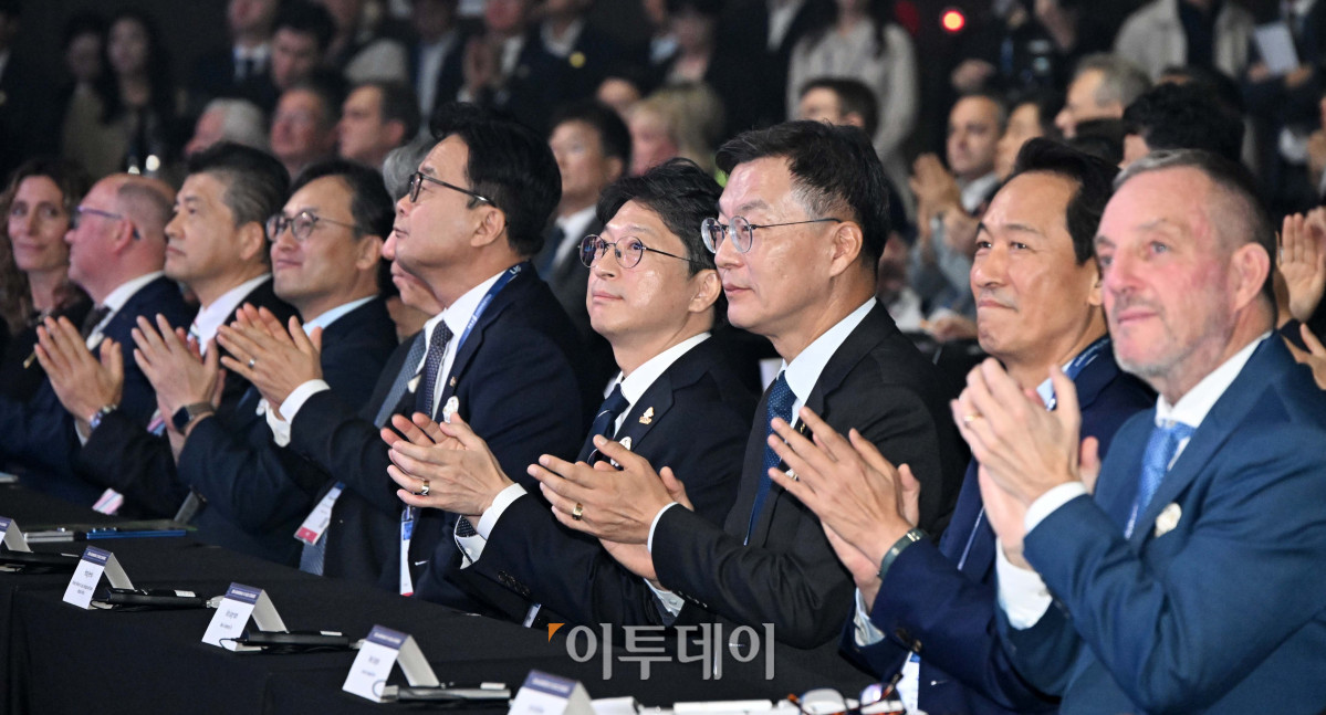 ▲19일 강원 강릉컨벤션센터에서 열린 '2026 강릉 ITS 세계총회' 개회식에서 유정훈 조직위원장과 홍지선 국토교통부 장관, 우상호 강원도지사, 김중남 강릉시장 등 참석자들이 박수치고 있다. 지능형 교통체계(ITS) 분야 세계 최대 규모의 국제행사인 이번 총회는 오는 23일까지 강릉 올림픽파크 일원에서 '이동성을 넘어 하나 되는 세계'(Beyond Mobility, Connected World)를 주제로 닷새간 이어진다. 사진제공=강릉 ITS 조직위