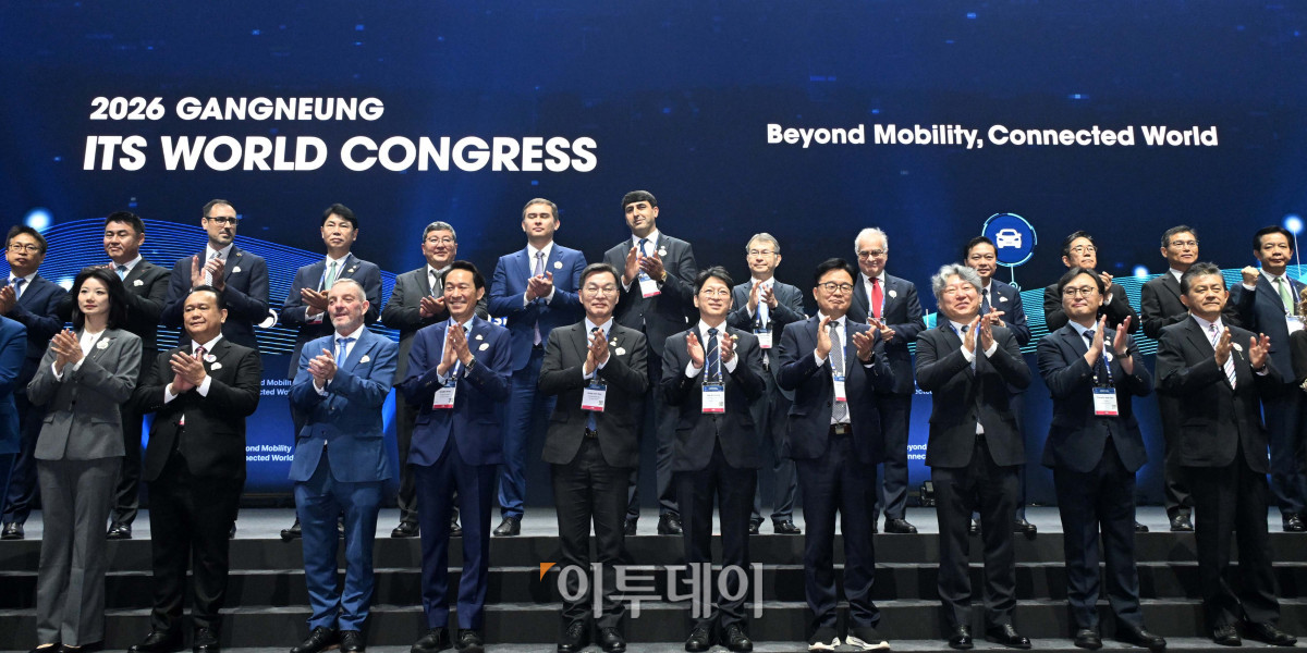 ▲19일 강원 강릉컨벤션센터에서 열린 '2026 강릉 ITS 세계총회' 개회식에서 유정훈 조직위원장과 홍지선 국토교통부 장관, 우상호 강원도지사, 김중남 강릉시장 등 참석자들이 기념 촬영하고 있다. 지능형 교통체계(ITS) 분야 세계 최대 규모의 국제행사인 이번 총회는 오는 23일까지 강릉 올림픽파크 일원에서 '이동성을 넘어 하나 되는 세계'(Beyond Mobility, Connected World)를 주제로 닷새간 이어진다. 사진제공=강릉 ITS 조직위