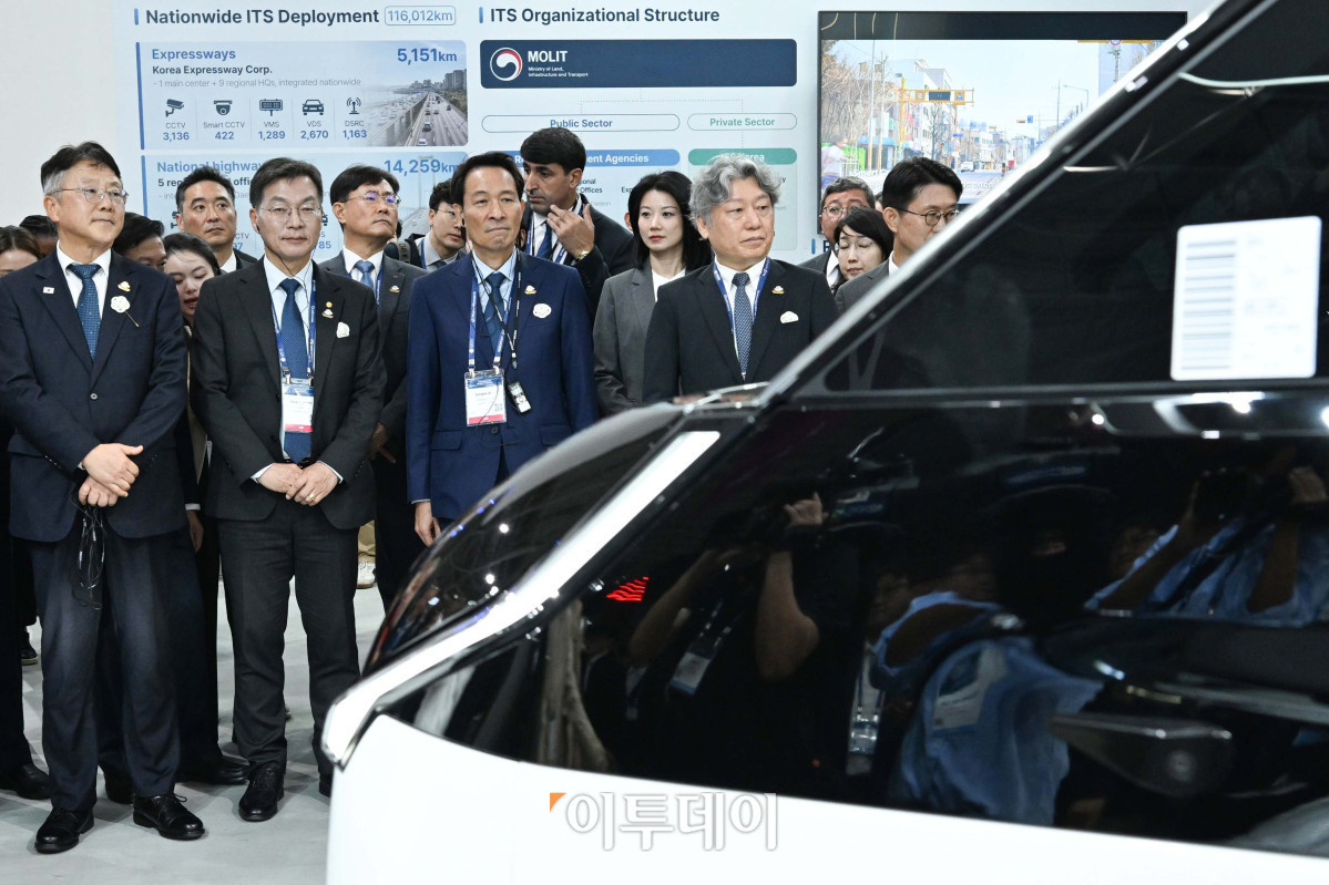 ▲우상호 강원도지사와 김중남 강릉시장, 정의경 국토교통부 제2차관, 유정훈 2026 강릉 ITS 세계총회 조직위원장 등 내빈들이 19일 오전 강원도 강릉시 강릉스피드스케이팅경기장에서 열린 '2026 강릉 ITS 세계총회' 전시관 개관식에 참석해 현대 위아의 자율주행 주차 로봇 작동 시연을 지켜보고 있다. 사진제공=강릉 ITS 조직위