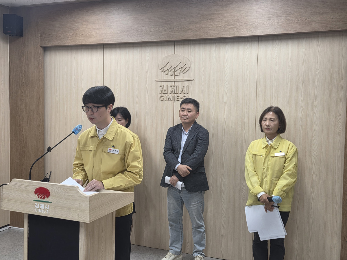 ▲이현서 김제시 부시장이 19일 시청 브리핑룸에서 지평선축제 식중독 의심환자 발생 현황과 피해 지원 대책을 발표하고 있다. (사진제공=김제시)