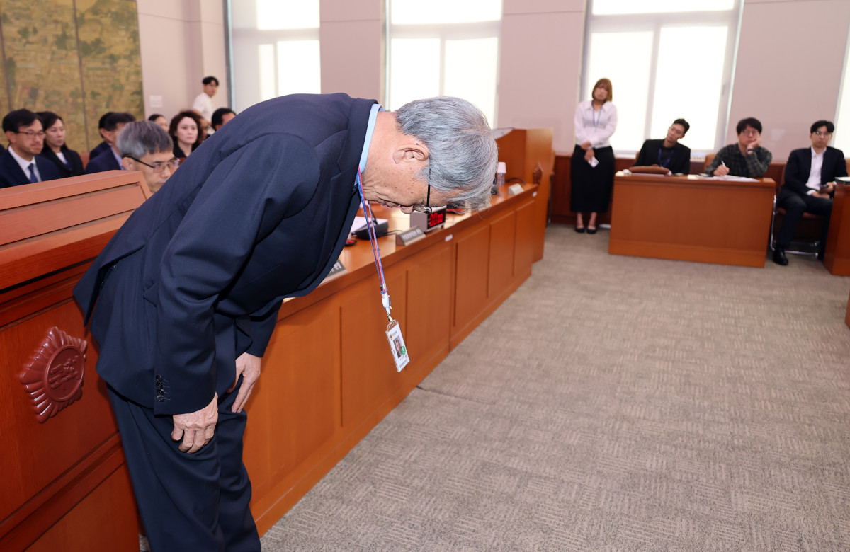 ▲유홍준 국립중앙박물관장이 19일 국회에서 열린 문화체육관광위원회 국정감사에서 개인 소장품 전시를 둘러싼 논란에 대해 고개 숙여 사과하고 있다. (연합뉴스)