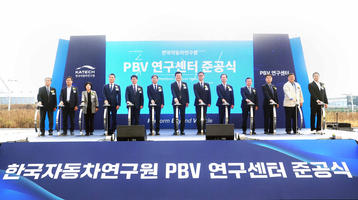 ▲한자연, 산업부, 충청북도, 음성군이 19일 충북 음성군 스마트밸리산업단지에서 개최한 ‘PBV(전기다목적자동차) 연구센터’ 준공식에서 (왼쪽에서 다섯 번째부터) 임호선 국회의원, 이상식 충북도의회의장, 신용한 충청북도지사, 진종욱 한국자동차연구원장, 조병옥 음성군수 등 주요 내빈이 기념행사를 진행하고 있다. (사진=한국자동차연구원)