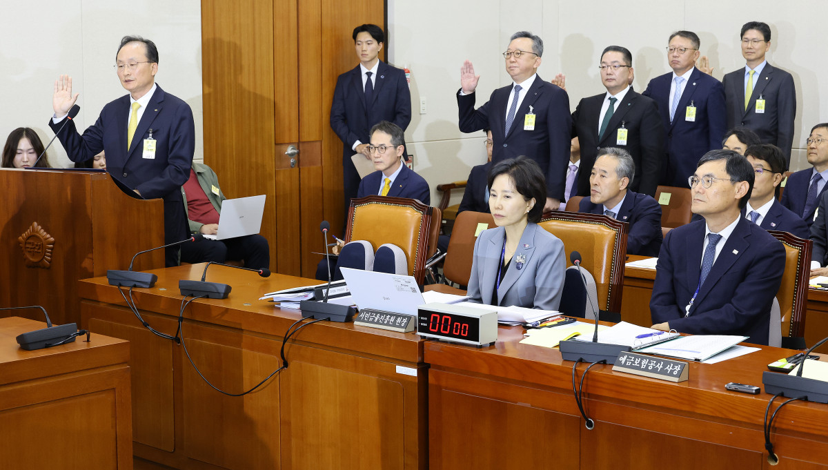 ▲이환주 KB국민은행장(왼쪽)을 비롯한 시중 은행장들이 19일 국회 정무위원회에서 열린 금융감독원 등에 대한 국정감사에서 선서하고 있다. (연합뉴스)