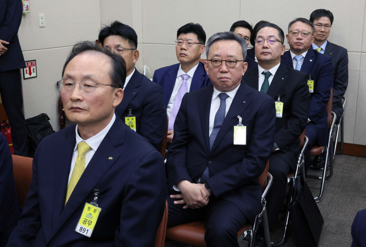 ▲19일 서울 여의도 국회에서 열린 정무위원회의 금융감독원 등에 대한 국정감사에서 이환주 KB국민은행장과 정상혁 신한은행장, 이호성 하나은행장, 정진완 우리은행장, 강태영 NH농협은행장이 자리에 앉아 있다. 신태현 기자 holjjak@