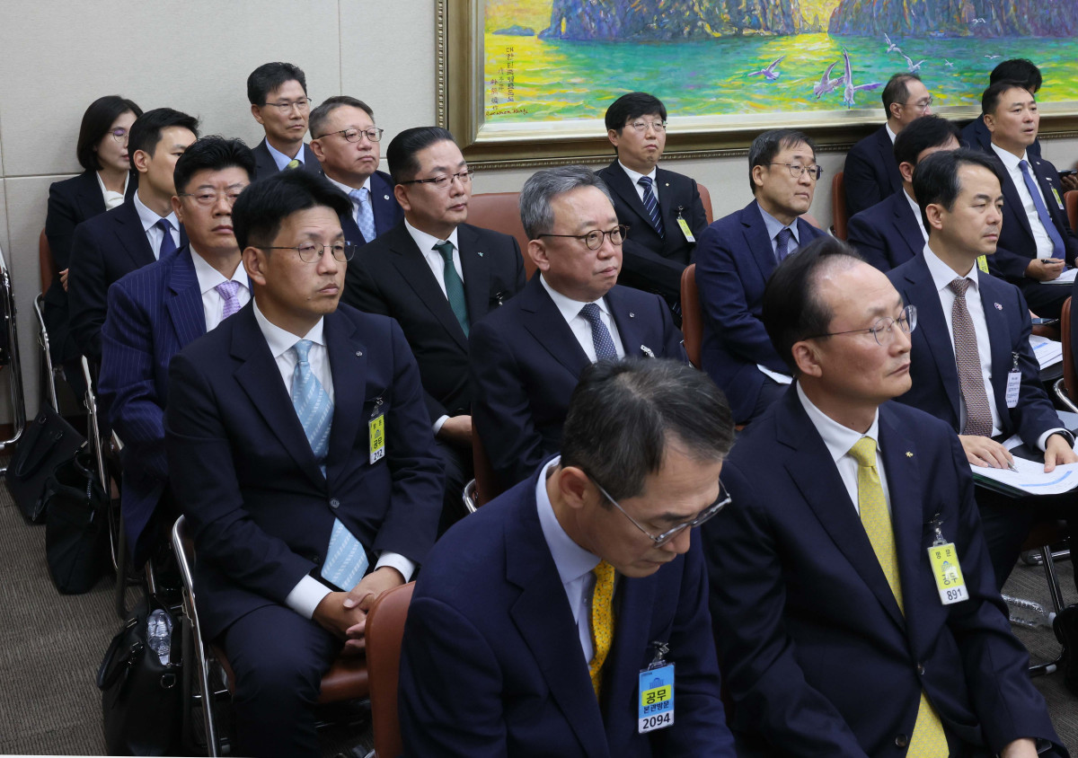 ▲19일 서울 여의도 국회에서 열린 정무위원회의 금융감독원 등에 대한 국정감사에서 이환주 KB국민은행장과 정상혁 신한은행장, 이호성 하나은행장, 정진완 우리은행장, 강태영 NH농협은행장이 자리에 앉아 있다. 신태현 기자 holjjak@