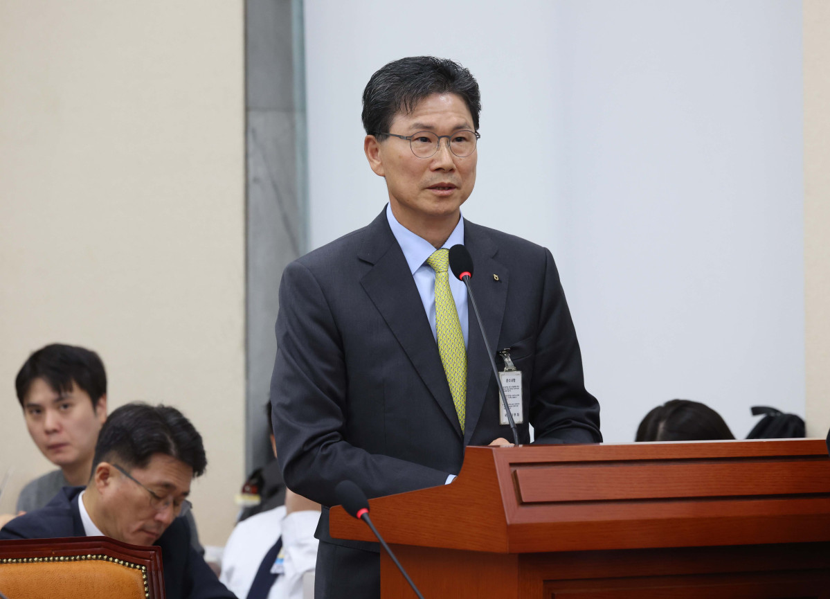 ▲19일 서울 여의도 국회에서 열린 정무위원회의 금융감독원 등에 대한 국정감사에서 강태영 NH농협은행장이 의원 질의에 답하고 있다. 신태현 기자 holjjak@