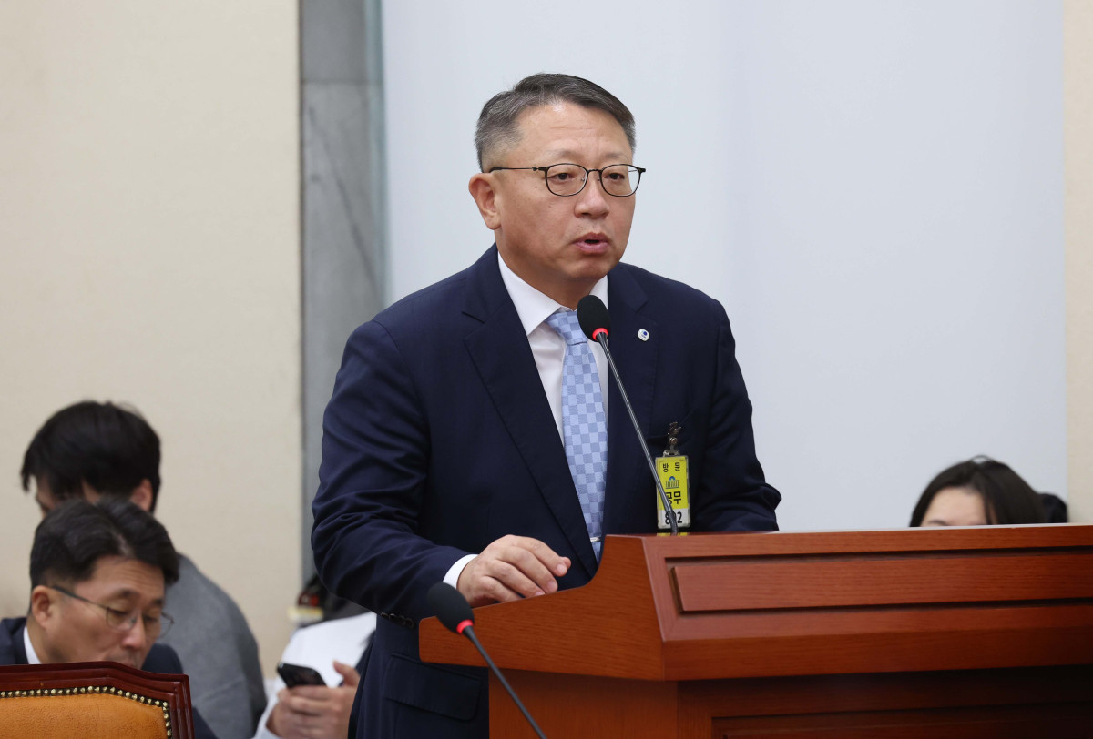 ▲19일 서울 여의도 국회에서 열린 정무위원회의 금융감독원 등에 대한 국정감사에서 정진완 우리은행장이 의원 질의에 답하고 있다. 신태현 기자 holjjak@