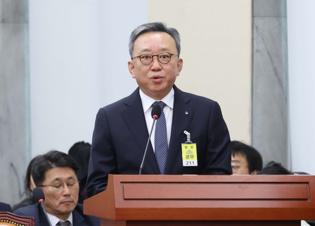 ▲19일 서울 여의도 국회에서 열린 정무위원회의 금융감독원 등에 대한 국정감사에서 정상혁 신한은행장이 의원 질의에 답하고 있다. 신태현 기자 holjjak@