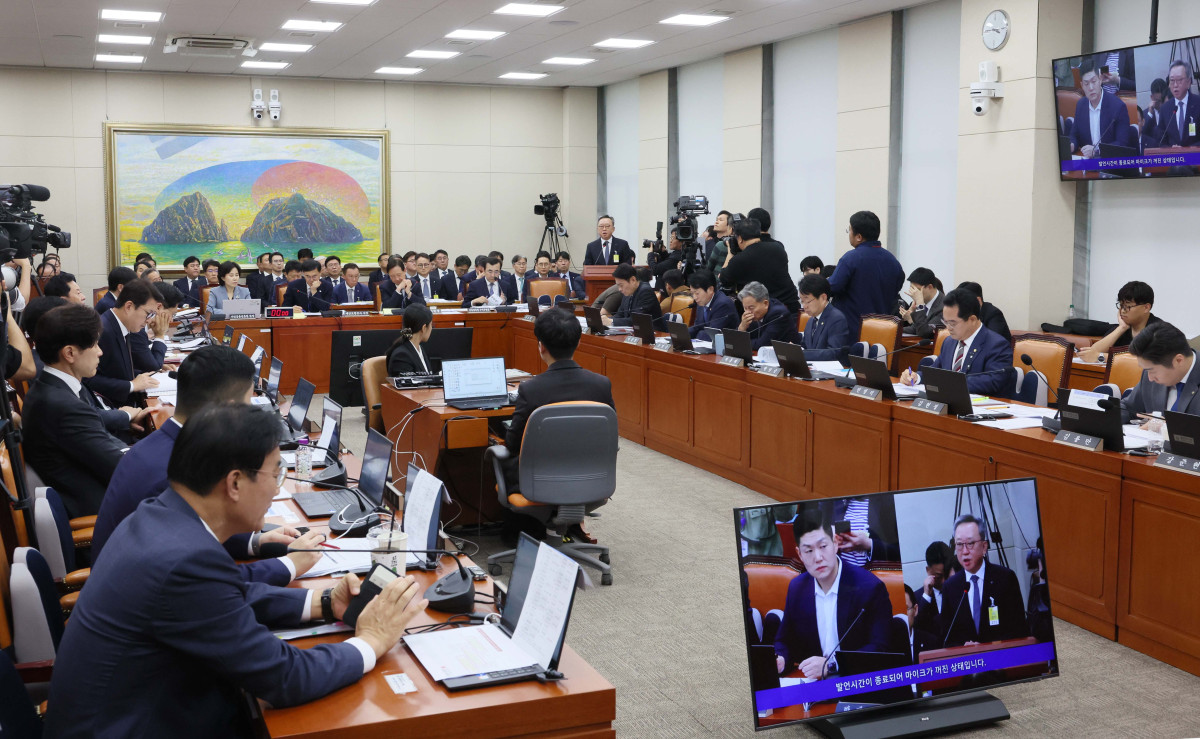 ▲19일 서울 여의도 국회에서 열린 정무위원회의 금융감독원 등에 대한 국정감사에서 정상혁 신한은행장이 의원 질의에 답하고 있다. 신태현 기자 holjjak@