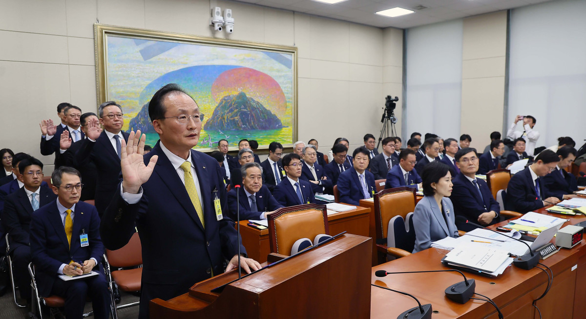 ▲19일 서울 여의도 국회에서 열린 정무위원회의 금융감독원 등에 대한 국정감사에서 이환주 KB국민은행장과 정상혁 신한은행장, 이호성 하나은행장, 정진완 우리은행장, 강태영 NH농협은행장이 증인선서를 하고 있다. 신태현 기자 holjjak@