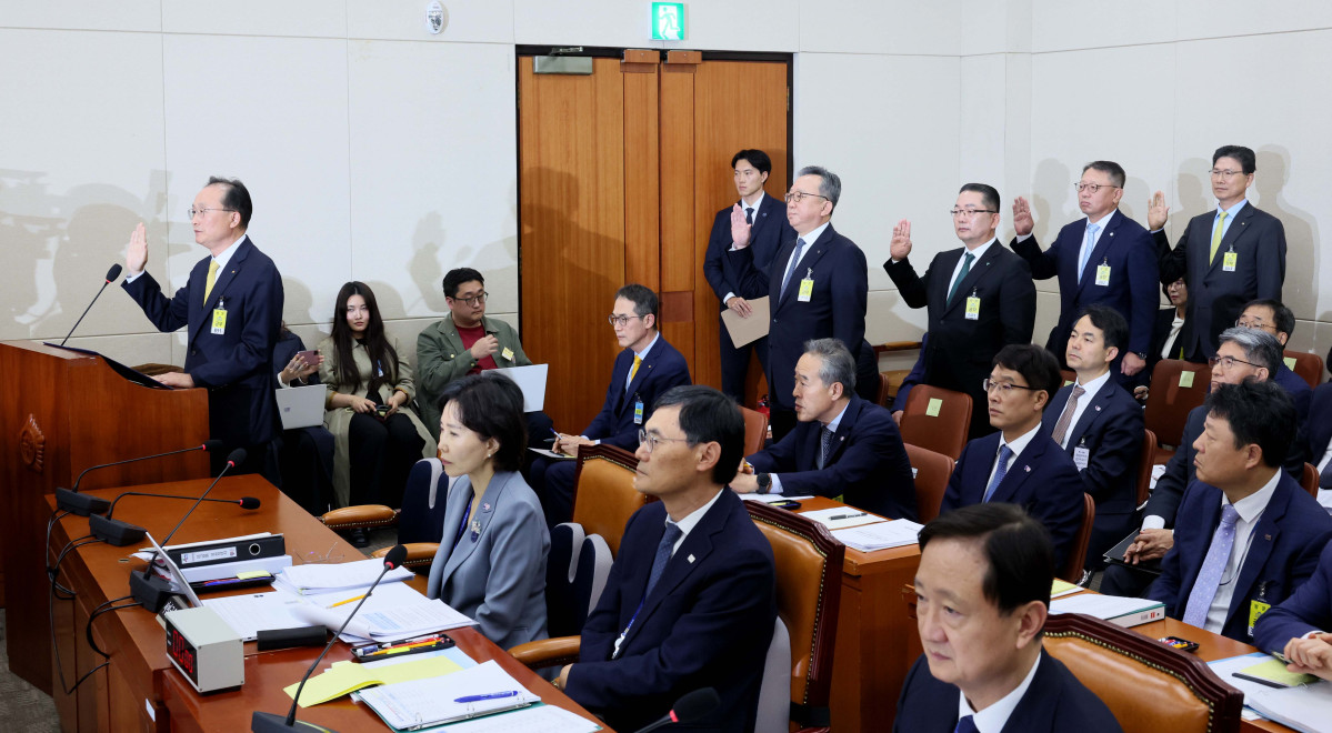 ▲19일 서울 여의도 국회에서 열린 정무위원회의 금융감독원 등에 대한 국정감사에서 이환주 KB국민은행장과 정상혁 신한은행장, 이호성 하나은행장, 정진완 우리은행장, 강태영 NH농협은행장이 증인선서를 하고 있다. 신태현 기자 holjjak@