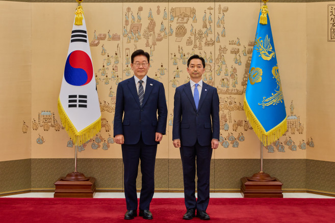 ▲이재명 대통령이 19일 청와대에서 김지용 중대범죄수사청장에게 임명장을 수여한 후 기념촬영을 하고 있다. 2026.10.19 (연합뉴스)