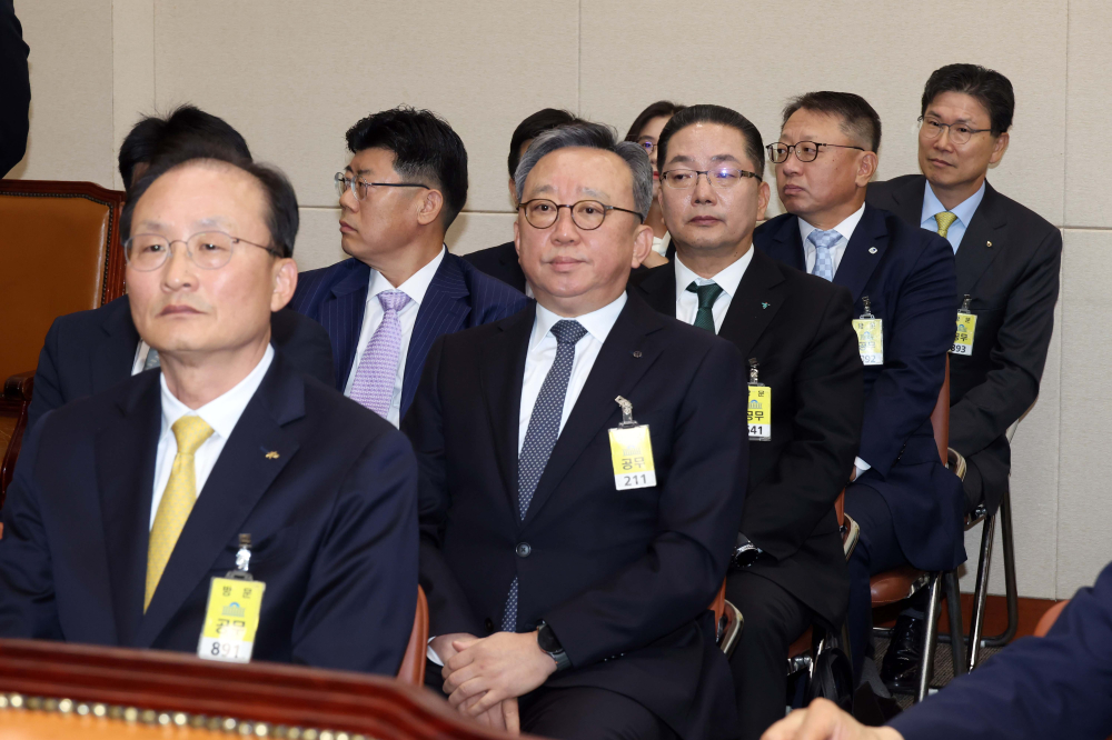 ▲19일 서울 여의도 국회에서 열린 정무위원회의 금융감독원 등에 대한 국정감사에서 이환주 KB국민은행장과 정상혁 신한은행장, 이호성 하나은행장, 정진완 우리은행장, 강태영 NH농협은행장이 출석하고 있다. 신태현 기자 holjjak@ (이투데이DB)