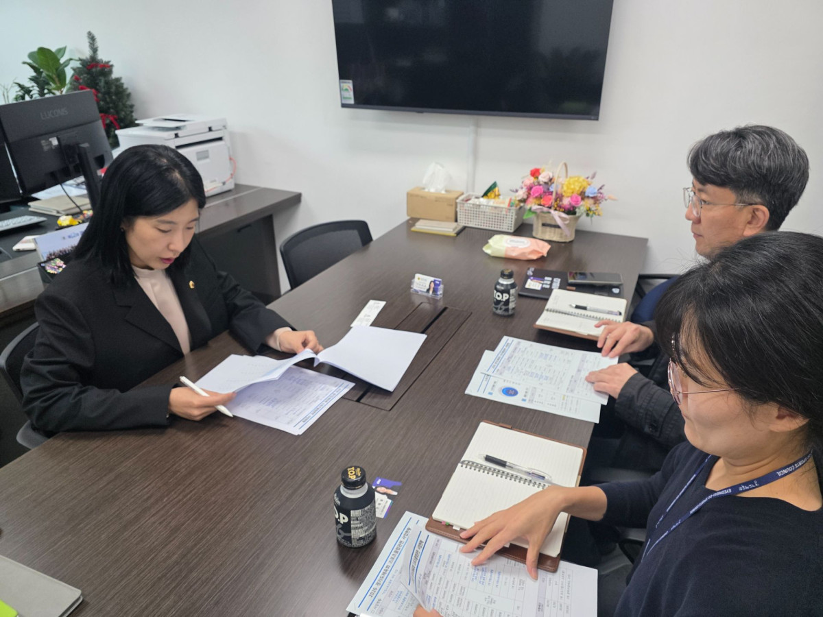 ▲전예슬 경기도의원(왼쪽)이 19일 경기도체육회 관계자들과 간담회를 열고 스포츠클럽 관련 사업 현황 자료를 살피고 있다. 전 의원은 클럽별 수입·지출 구조를 분석해 자립 방안을 마련하고, 공익 역할에 필요한 비용도 함께 검토해야 한다고 주문했다. (경기도의회)