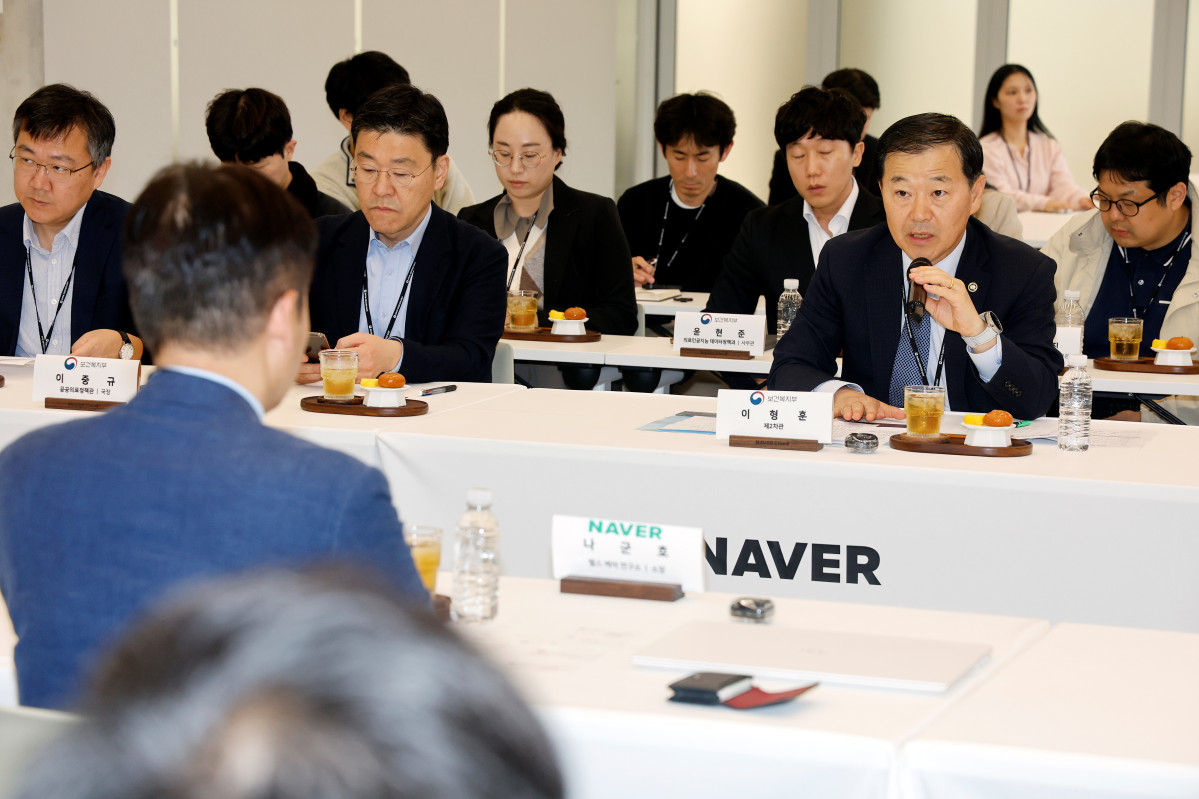 ▲이형훈(오른쪽 첫 번째) 보건복지부 제2차관이 19일 세종 네이버 데이터센터 ‘각 세종’을 방문해 인공지능데이터센터 운영 현황을 듣고 소감을 밝히고 있다. (사진제공=보건복지부)