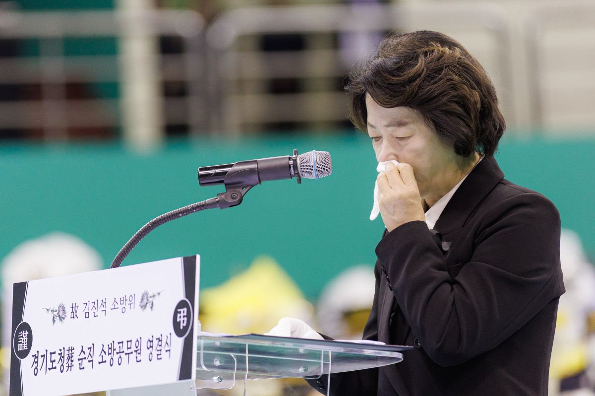 ▲19일 경기 부천체육관에서 엄수된 고(故) 김진석 소방위 경기도청장(葬) 영결식에서 연단에 선 추미애 경기도지사가 눈물을 닦고 있다. (경기도)