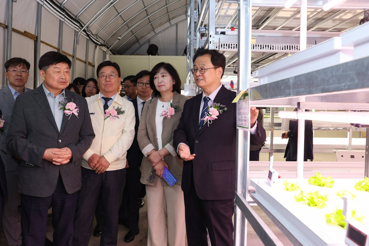 ▲민 시장과 농협대학교에서 열린 업무협약식 참석자들이 현장을 둘러보고 있다. (민경선 고양특례시장 SNS)