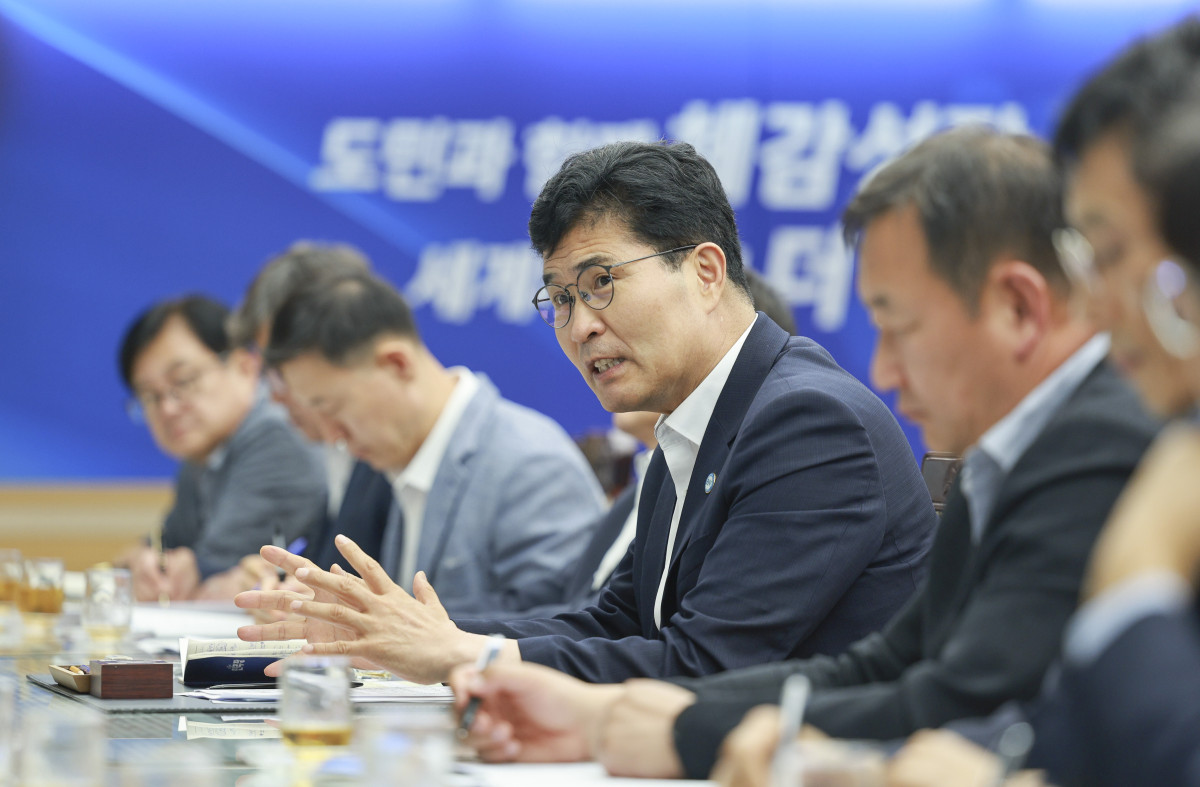 ▲이원택 전북특별자치도지사가 간부회의에서 민생경제 활성화와 도정 주요 현안을 논의하고 있다. (사진제공=전북특별자치도)