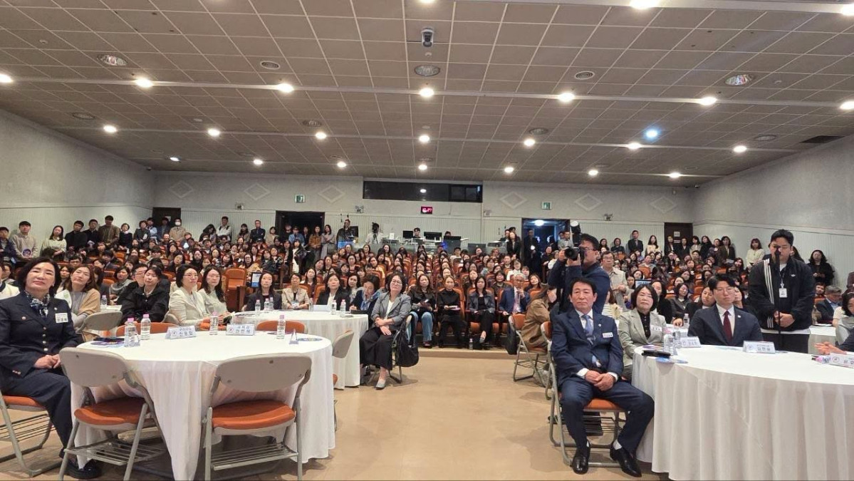 ▲19일 구리시청 대강당에서 열린 '찾아가는 교육감실 학부모 타운홀 미팅'에서 학부모와 지역 관계자들이 무대를 바라보고 있다. (안민석 경기도교육감 페이스북)