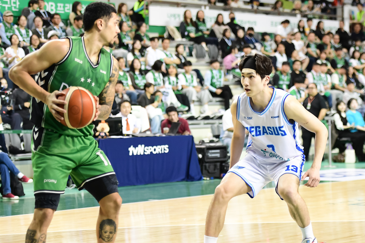 ▲이선 알바노와 김민규. (출처=KBL 제공, 연합뉴스)