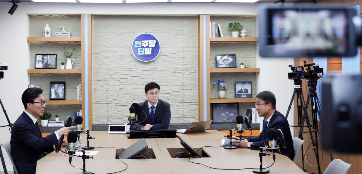 ▲김민석(왼쪽) 더불어민주당 대표와 한병도 원내대표가 10일 여의도 민주당 중앙당사에서 진행된 당 공식 유튜브 채널인 민주당티비 민티07에 출연하고 있다. (공동취재) 2026.09.10. (사진=뉴시스)