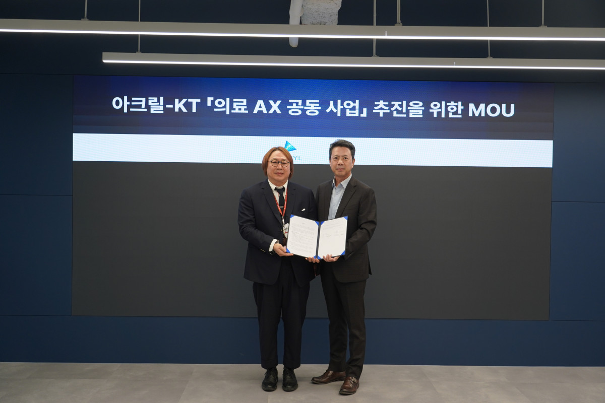 ▲노형래 KT Enterprise부문 기업사업본부장 상무(오른쪽)와 박외진 아크릴 대표이사(왼쪽)가 기념사진 촬영하는 모습. (사진제공=KT)