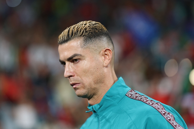 ▲9월 24일 리스본 호세 알발라데 경기장에서 열린 포르투갈과 웨일스의 UEFA 네이션스리그 리그 A 그룹 4 경기 시작 전 포르투갈의 공격수 크리스티아누 호날두가 바라보고 있다. (AFP/연합뉴스)