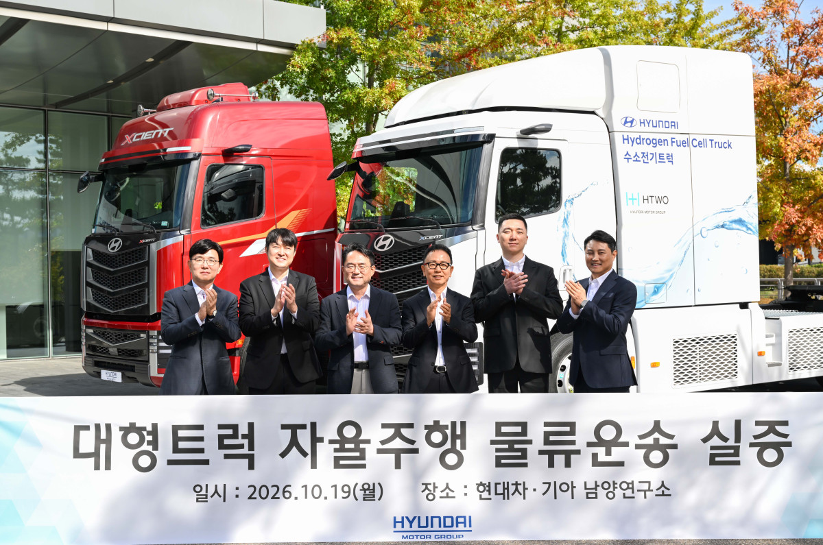 ▲(왼쪽부터) 현대글로비스 미래물류기술센터 한규연 상무, 라이드플럭스 박중희 대표, 현대차 글로벌상용&LCV 사업본부 박철연 전무, 현대차·기아 상용LCM담당 박상현 부사장, 마스오토 박일수 대표, 현대모비스 통합구매실 남석윤 상무가 ‘레벨 4 자율주행 트럭 물류 운송 사업 실증’ 업무협약식에서 기념사진을 촬영하고 있다. (사진=현대자동차·기아)