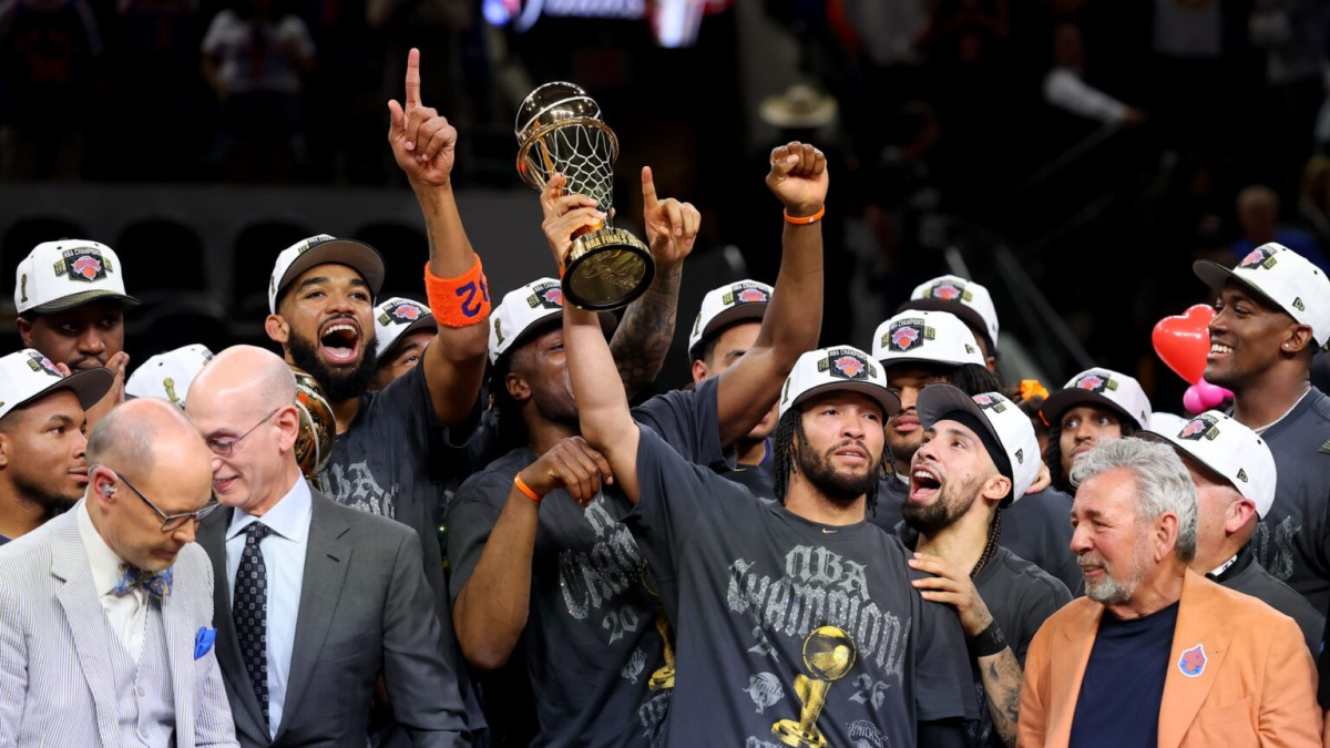 ▲2025-2026시즌 챔피언인 뉴욕 닉스 선수들이 트로피를 들고 기뻐하고 있다. (출처=NBA 홈페이지)