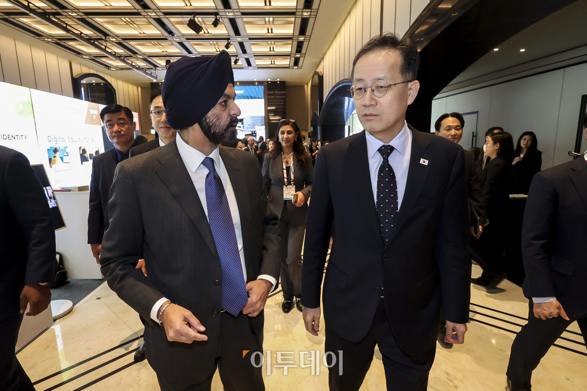 ▲이형일 부총리 겸 재정경제부 장관과 아제이 방가 세계은행 총재가 20일 오전 서울 용산구 그랜드 하얏트 서울에서 열린 세계은행 글로벌 AI & 디지털 서밋에서 만나 대화를 나누고 있다. 고성준 기자 joonko1@