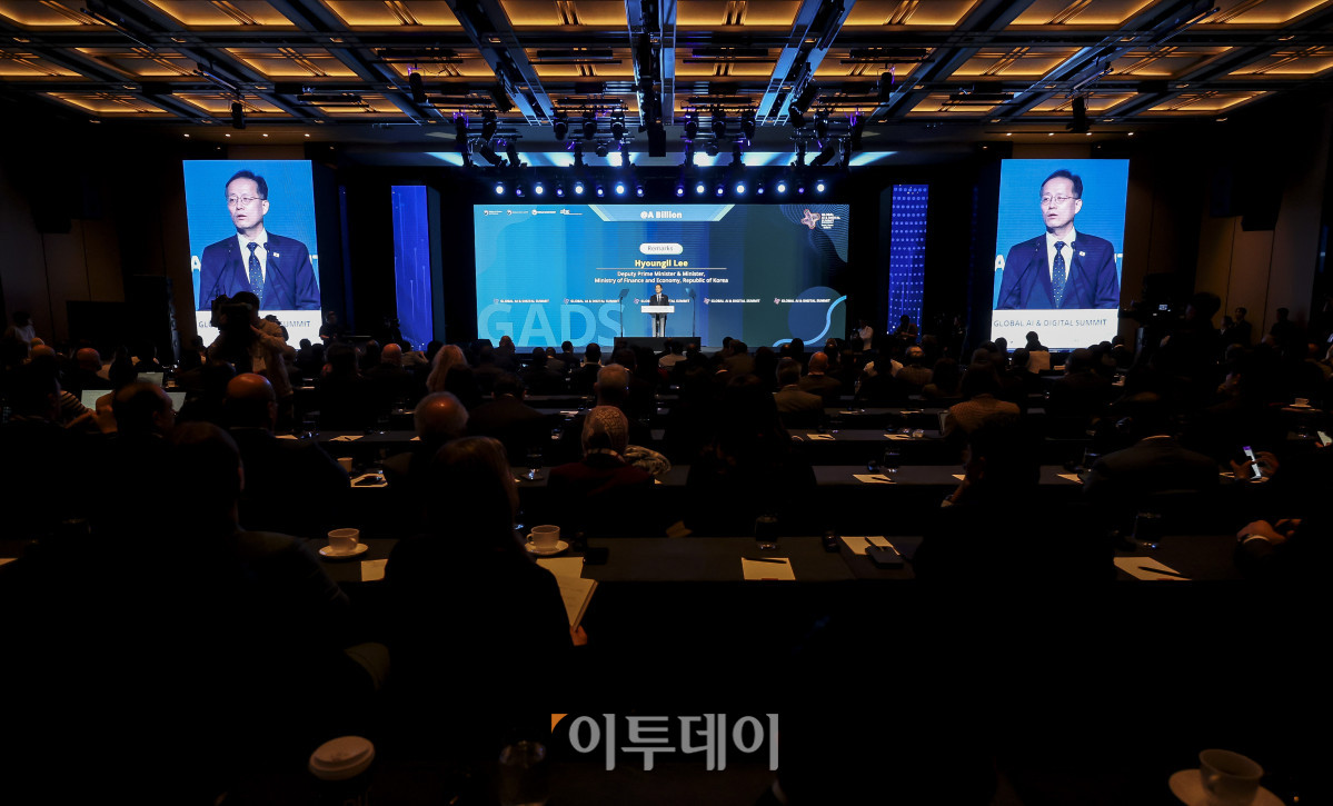 ▲이형일 부총리 겸 재정경제부 장관이 20일 오전 서울 용산구 그랜드 하얏트 서울에서 열린 세계은행 글로벌 AI & 디지털 서밋에서 개회사를 하고 있다. 고성준 기자 joonko1@