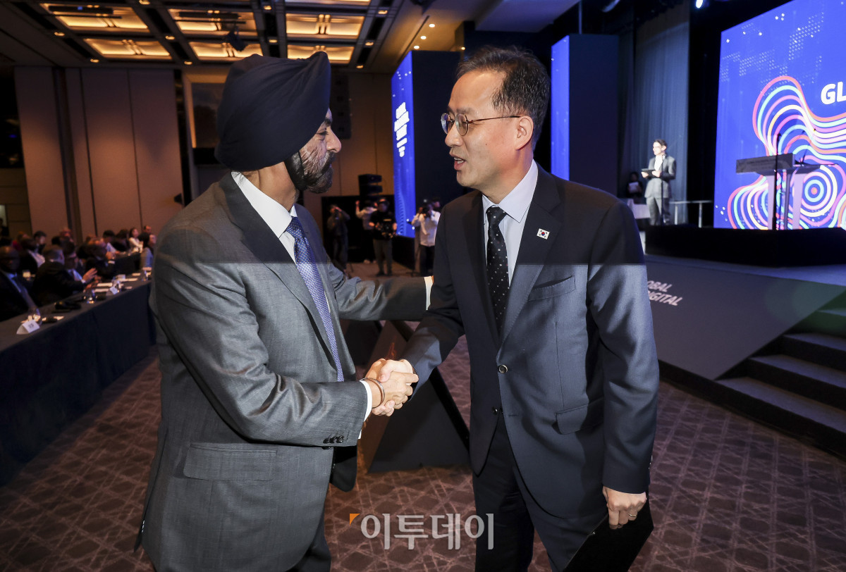 ▲이형일 부총리 겸 재정경제부 장관과 아제이 방가 세계은행 총재가 20일 오전 서울 용산구 그랜드 하얏트 서울에서 열린 세계은행 글로벌 AI & 디지털 서밋에서 만나 인사를 하고 있다. 고성준 기자 joonko1@