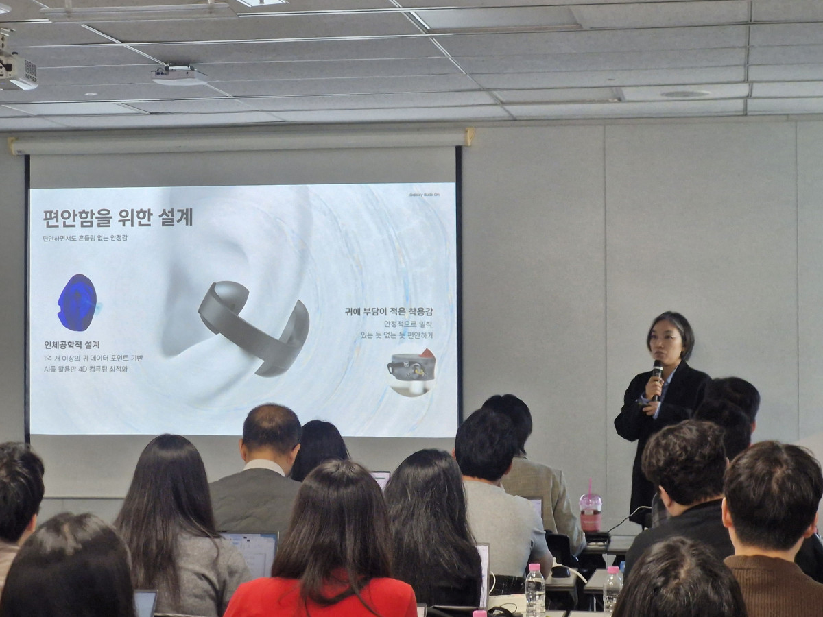 ▲남현정 삼성전자 MX사업부 웨어러블 상품기획그룹 프로가 20일 열린 ‘갤럭시 버즈 온’ 국내 미디어 브리핑에서 제품의 주요 특징과 개발 배경을 설명하고 있다. 손희정 기자sonhj1220@