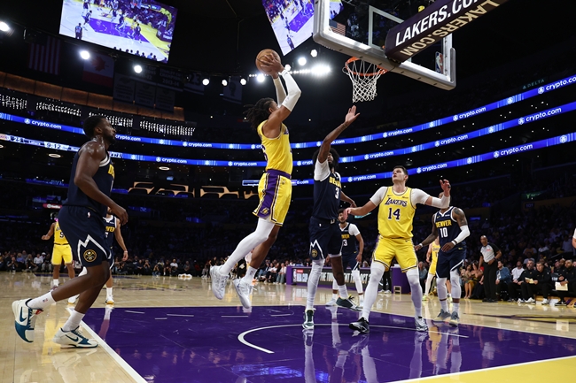 ▲16일(현지시간) 미국 로스앤젤레스에서 열린 덴버 너기츠와의 NBA 농구 프리시즌 경기 전반전 도중, 로스앤젤레스 레이커스의 가드 마티스 타이불(중앙)이 덩크슛을 하고 있다. (AP/연합뉴스)