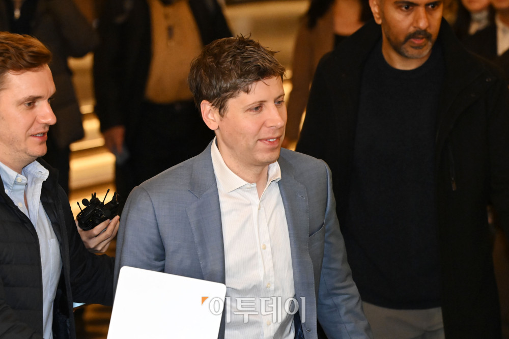 ▲오픈AI 창립자 샘 올트먼이 2025년 서울 중구 더플라자호텔에서 열린 카카오 기자간담회에 참석하고 있다 (이투데이DB)