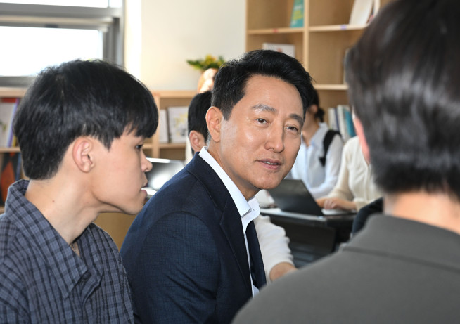 ▲오세훈 서울시장이 12일 서울 구로구 개봉 세이지움 청년안심주택을 방문해 입주 청년들과 간담회를 하고 있다. (연합뉴스)