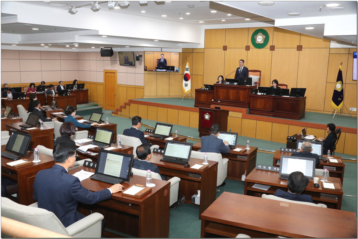 ▲정읍시의회가 조례안과 주요사업장 현장방문 결과보고서 등 30건의 안건을 의결하고 있는 모습. (사진제공=정읍시)