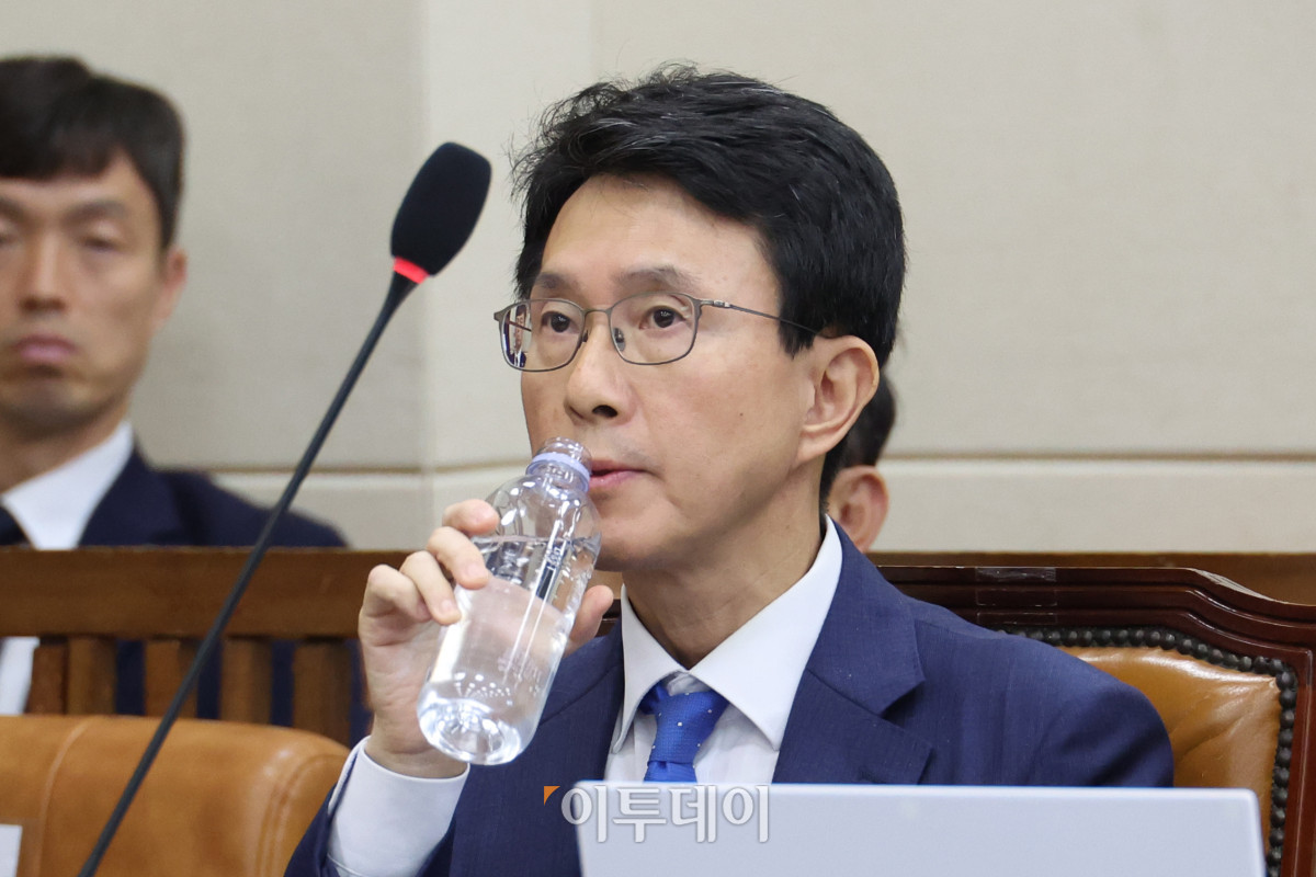 ▲박종원 한미전략투자공사 사장이 20일 국회 재정경제기획위원회에서 열린 국정감사에서 물을 마시고 있다. 고이란 기자 photoeran@