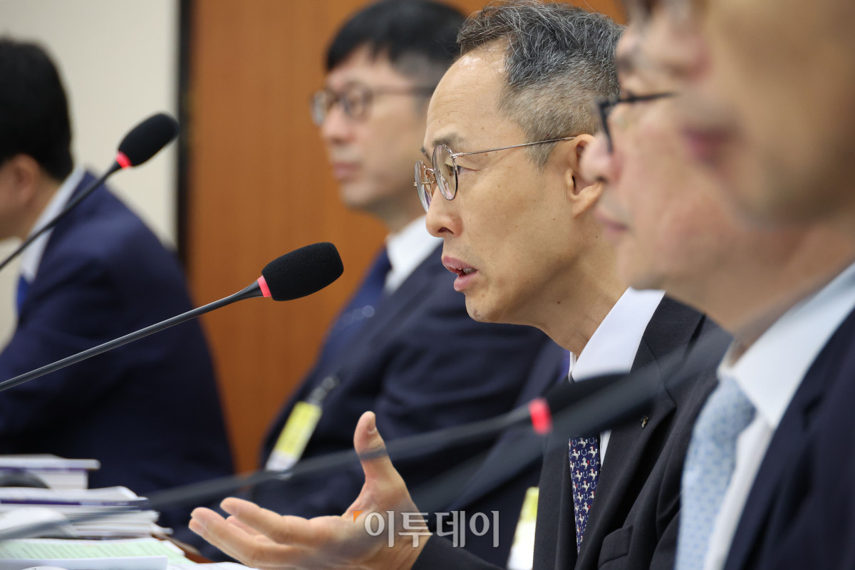 ▲황기연 한국수출입은행장이 20일 서울 여의도 국회 재정경제기획위원회에서 열린 국정감사에서 의원 질의에 답하고 있다. 고이란 기자 photoeran@
