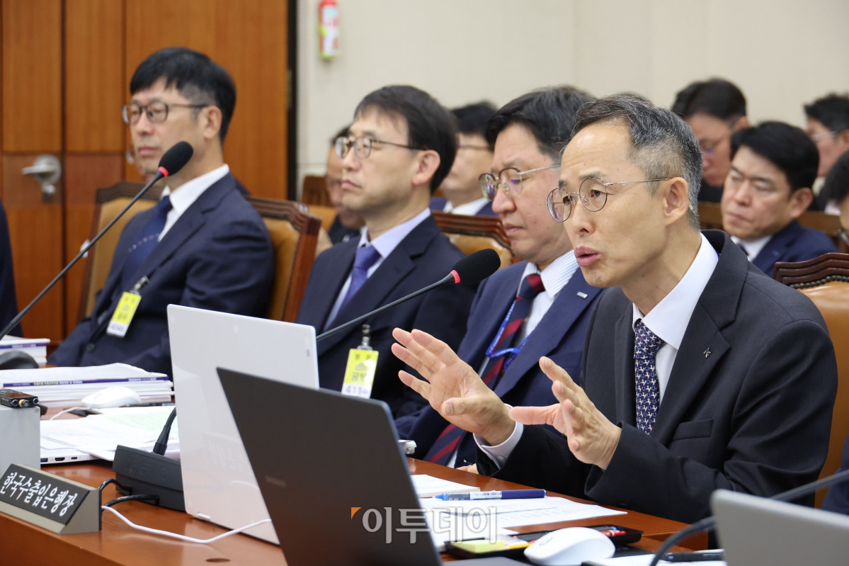 ▲황기연 한국수출입은행장이 20일 서울 여의도 국회 재정경제기획위원회에서 열린 국정감사에서 의원 질의에 답하고 있다. 고이란 기자 photoeran@