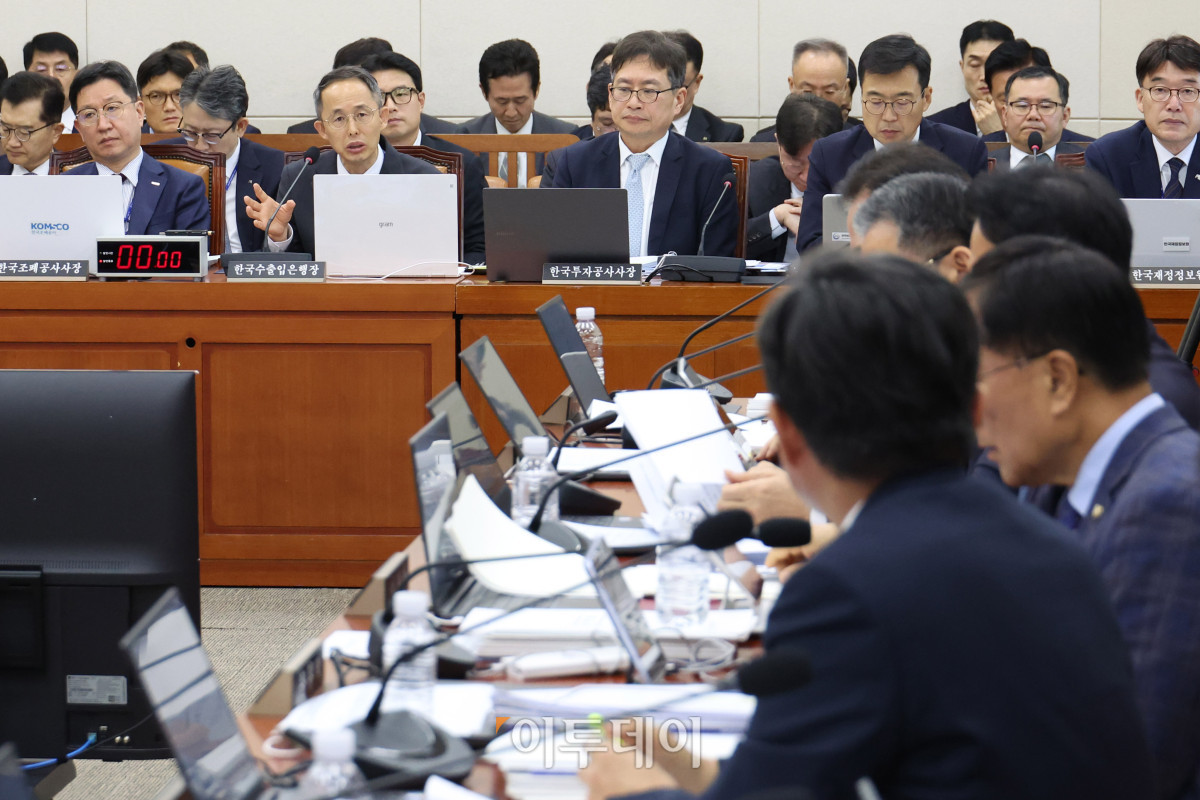 ▲황기연 한국수출입은행장이 20일 서울 여의도 국회 재정경제기획위원회에서 열린 국정감사에서 의원 질의에 답하고 있다. 고이란 기자 photoeran@