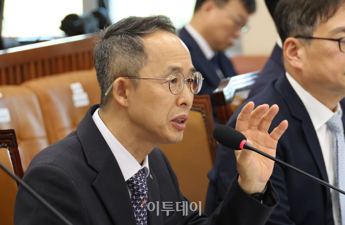 ▲황기연 한국수출입은행장이 20일 서울 여의도 국회 재정경제기획위원회에서 열린 국정감사에서 의원 질의에 답하고 있다. 고이란 기자 photoeran@